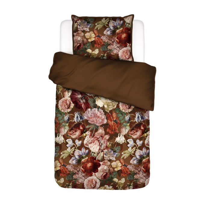 Ein Kopfkissen und eine Bettdecke bezogen mit Perkal Bettwaesche von Essenza mit einem Muster aus Blumen in der Farbe Braun. Modell Claire Cinnamon.