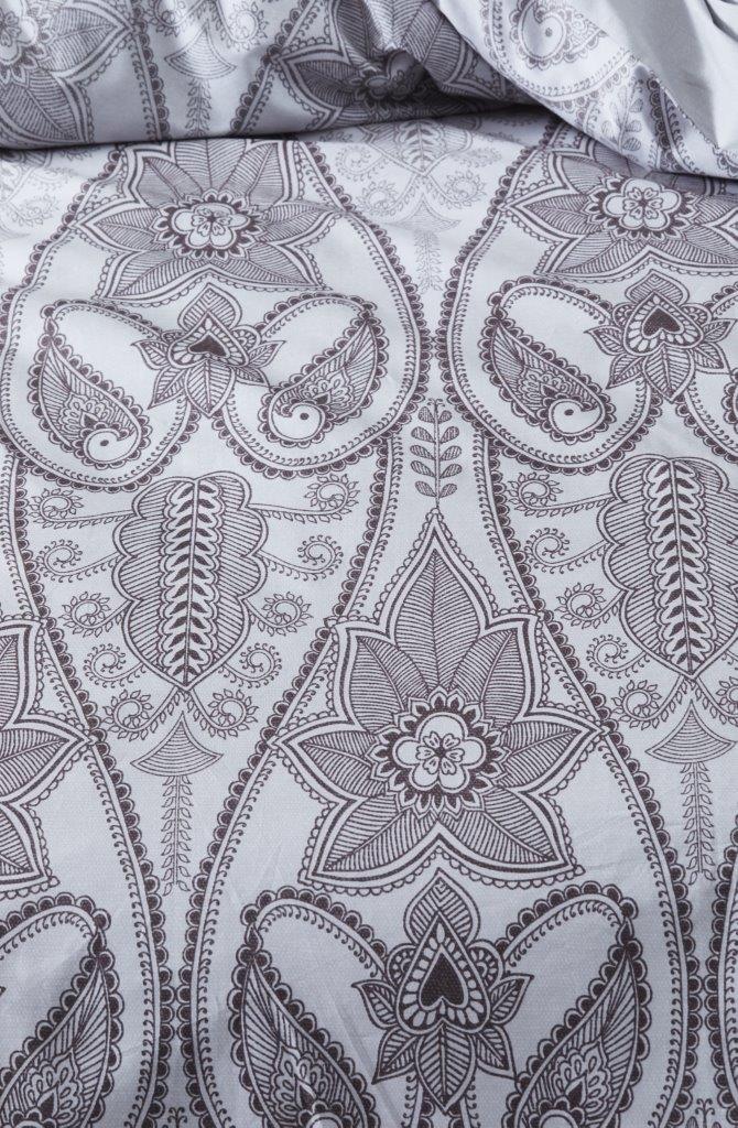 Detaildarstellung der Ornamente der Essenza Perkal Bettwaesche Modell Dolley Grey.