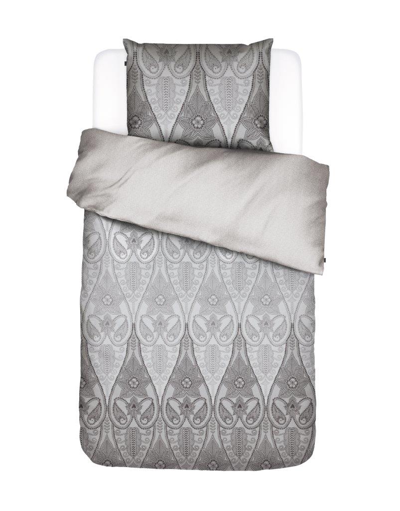 Ein Kopfkissen und eine Bettdecke bezogen mit Perkal Bettwaesche von Essenza mit einem Muster aus Ornamenten in der Farbe Grau. Modell Dolley Grey.