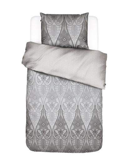 Ein Kopfkissen und eine Bettdecke bezogen mit Perkal Bettwaesche von Essenza mit einem Muster aus Ornamenten in der Farbe Grau. Modell Dolley Grey.