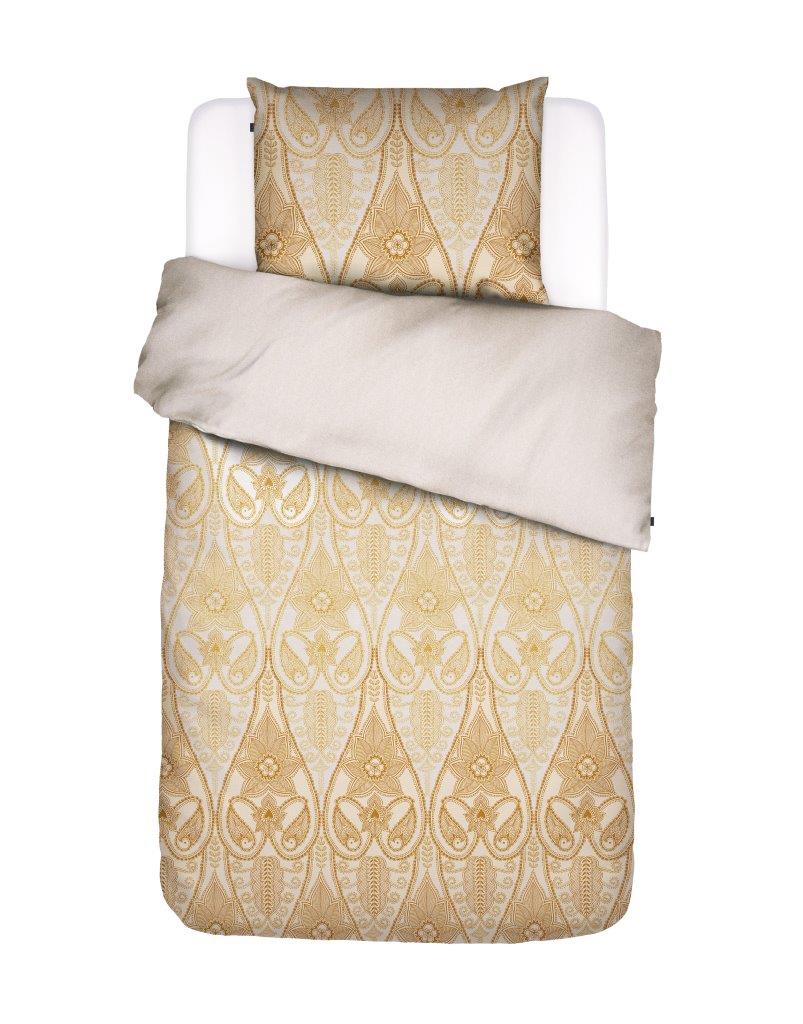 Ein Kopfkissen und eine Bettdecke bezogen mit Perkal Bettwaesche von Essenza mit einem Muster aus Ornamenten in der Farbe Beige. Modell Dolley Vanilla.