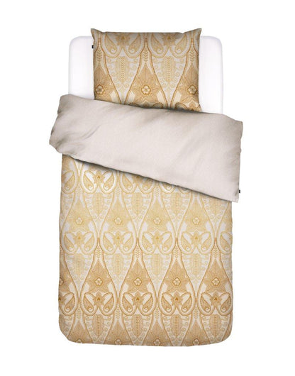 Ein Kopfkissen und eine Bettdecke bezogen mit Perkal Bettwaesche von Essenza mit einem Muster aus Ornamenten in der Farbe Beige. Modell Dolley Vanilla.