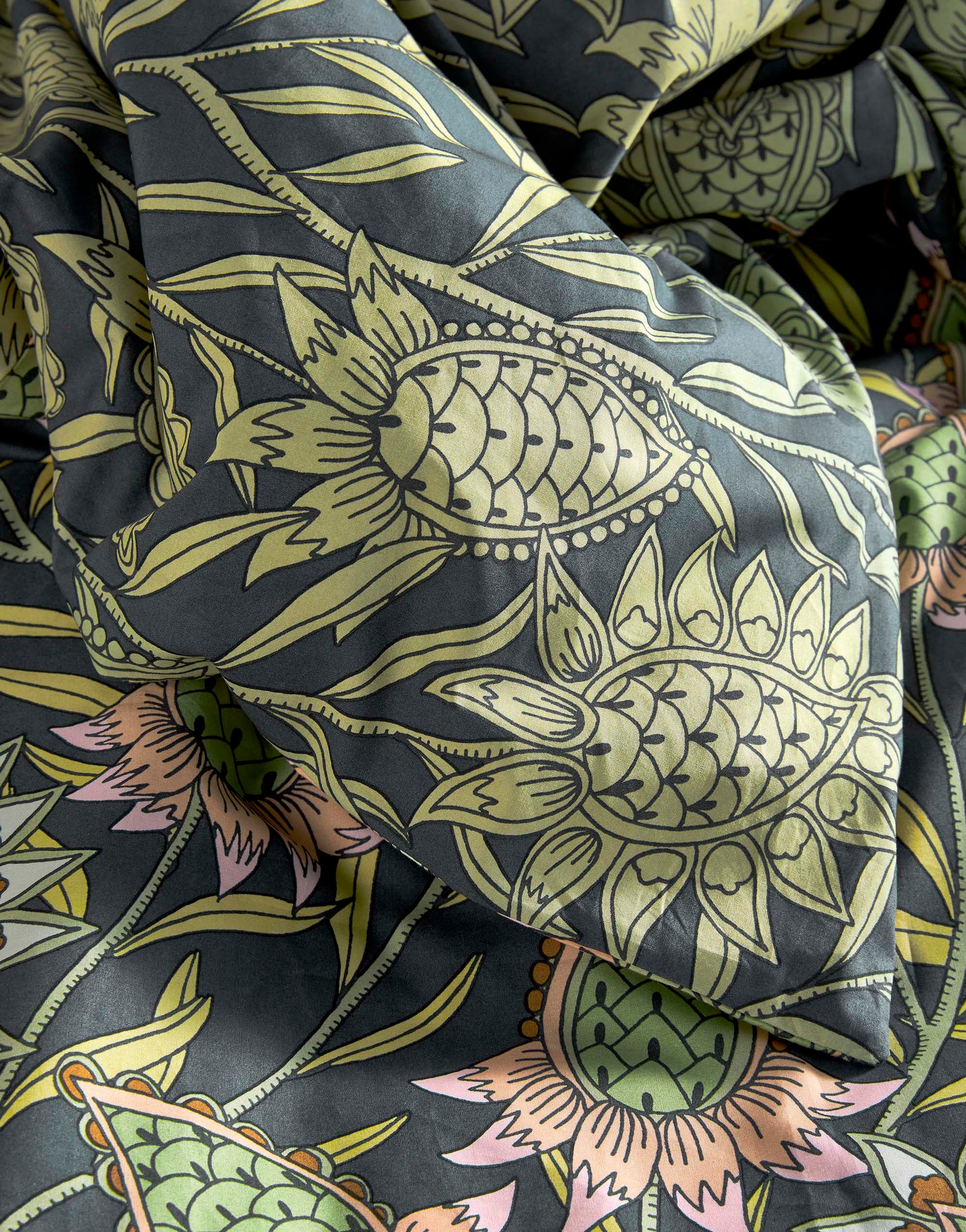 Detaildarstellung der Blumen der Essenza Perkal Bettwaesche Modell Fela Sloe Blue.