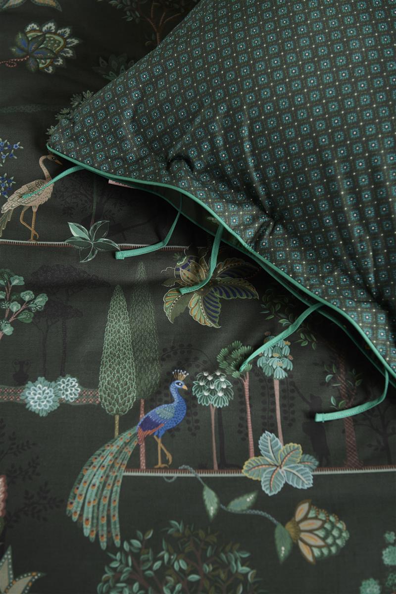 Detaildarstellung der Tiere und Pflanzen auf Kopfkissen und Bettdecke der Perkal-Baumwoll Bettwaesche Modell Alberi Dunkelgruen.