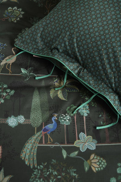 Detaildarstellung der Tiere und Pflanzen auf Kopfkissen und Bettdecke der Perkal-Baumwoll Bettwaesche Modell Alberi Dunkelgruen.