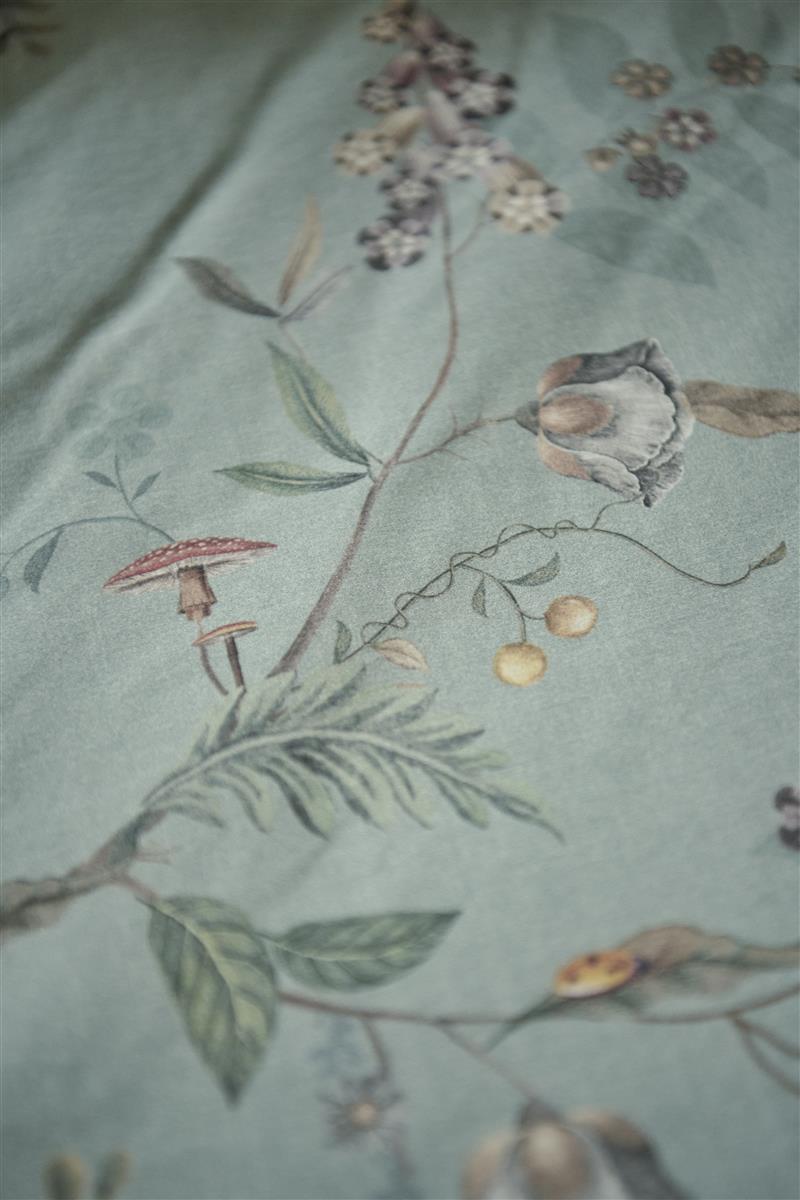 Detaildarstellung der Tiere und Pflanzen der Perkal-Baumwoll Bettwaesche Modell Autunno Hellblau.