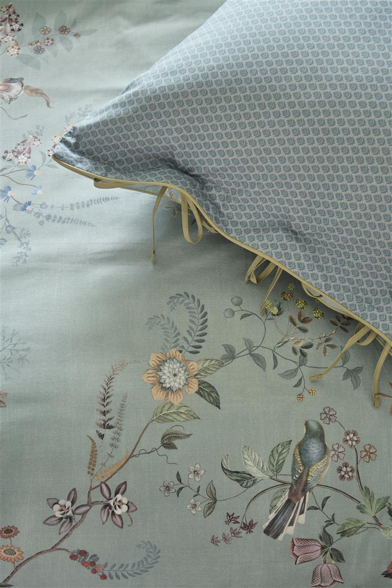 Detaildarstellung der Tiere und Pflanzen auf Kopfkissen und Bettdecke der Perkal-Baumwoll Bettwaesche Modell Autunno Hellblau.