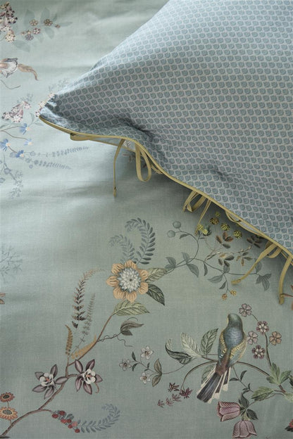 Detaildarstellung der Tiere und Pflanzen auf Kopfkissen und Bettdecke der Perkal-Baumwoll Bettwaesche Modell Autunno Hellblau.