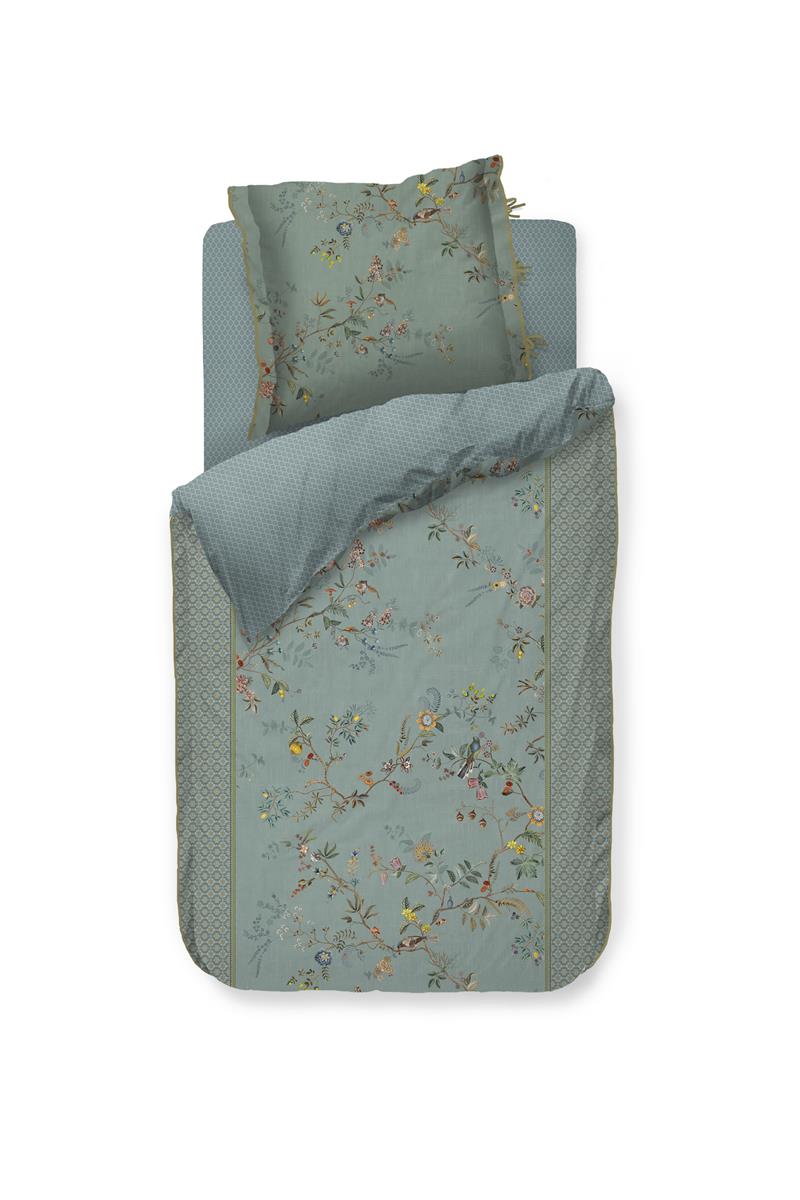 Ein Kopfkissen und eine Bettdecke bezogen mit Perkal-Baumwoll Bettwaesche mit einem Muster aus Tieren und Pflanzen in der Farbe Blau. Modell Autunno Hellblau.