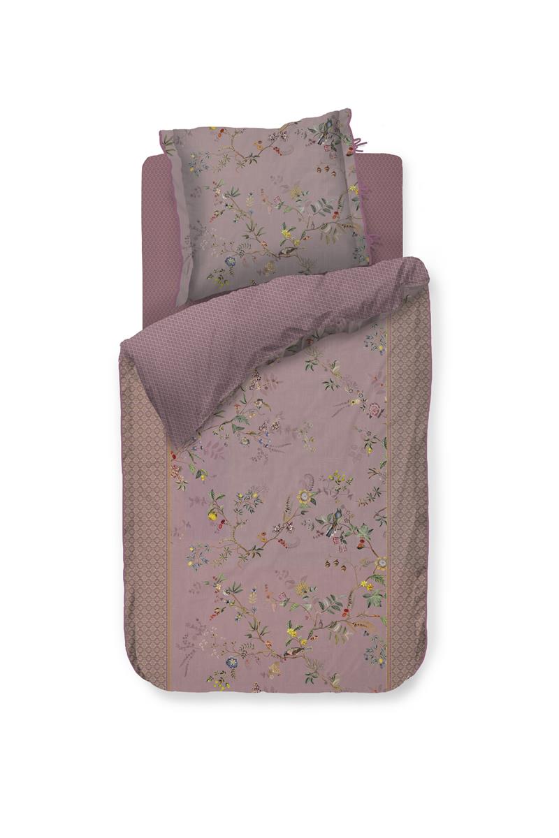 Ein Kopfkissen und eine Bettdecke bezogen mit Perkal-Baumwoll Bettwaesche mit einem Muster aus Pflanzen und Tieren und grafischen Formen in der Farbe Lila. Modell Autunno Lila.