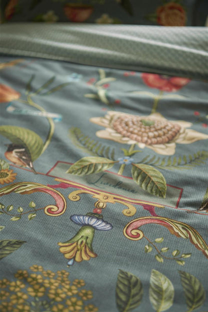 Detaildarstellung der Pflanzen und Tiere und grafischen Formen auf Kopfkissen und Bettdecke der Perkal-Baumwoll Bettwaesche Modell Botanico Verde Blau.