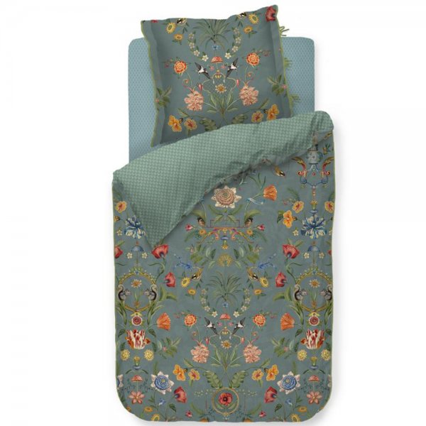Ein Kopfkissen und eine Bettdecke bezogen mit Perkal-Baumwoll Bettwaesche mit einem Muster aus Pflanzen und Tieren und grafischen Formen in der Farbe Petrol. Modell Botanico Verde Blau.
