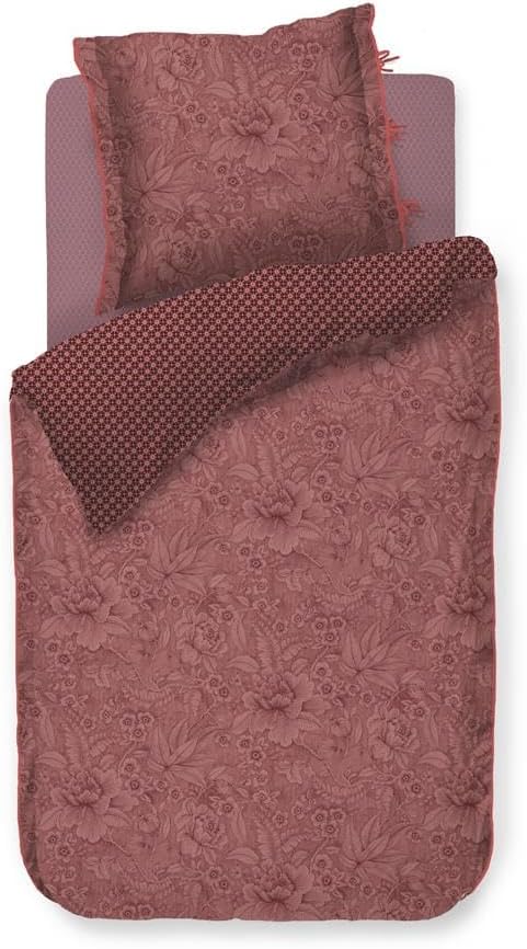 Ein Kopfkissen und eine Bettdecke bezogen mit Perkal-Baumwoll Bettwaesche mit einem Muster aus Blumen und grafischen Formen in der Farbe Roségold. Modell Casa Dei Fiori Terrakotte.