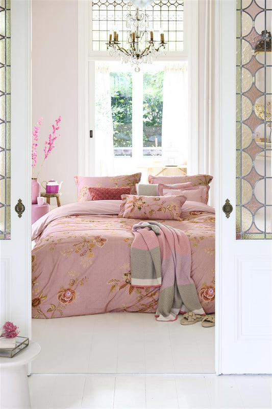 Ein Bettbezug-Set aus mehreren Kopfkissen und einer Bettdecke bezogen mit Perkal-Baumwoll Bettwaesche aus 100 Prozent Baumwolle mit Muster aus Blumen und grafischen Formen in der Farbe Rosa. Modell Cece Fiore Rosa.
