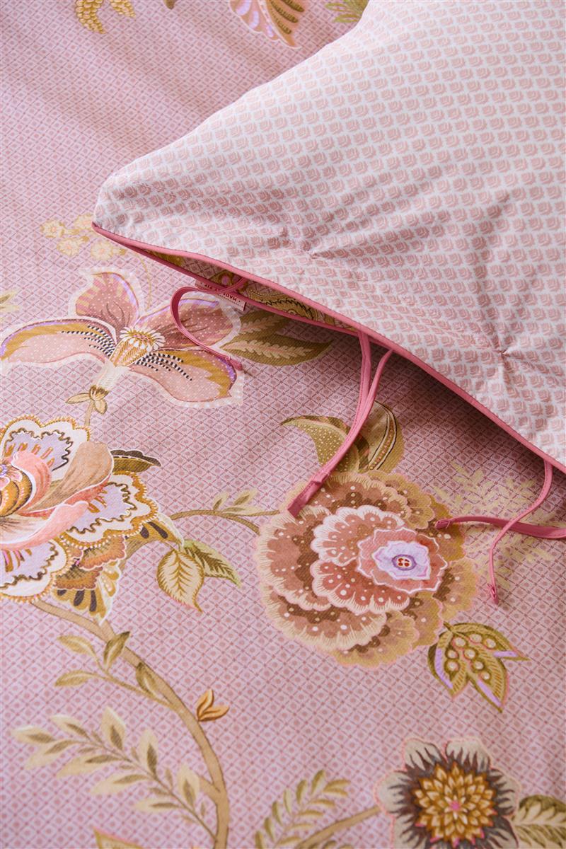 Detaildarstellung der Blumen und grafischen Formen auf Kopfkissen und Bettdecke der Perkal-Baumwoll Bettwaesche Modell Cece Fiore Rosa.