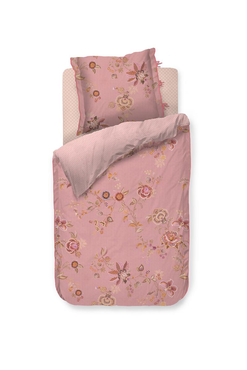 Ein Kopfkissen und eine Bettdecke bezogen mit Perkal-Baumwoll Bettwaesche mit einem Muster aus Blumen und grafischen Formen in der Farbe Rosa. Modell Cece Fiore Rosa.