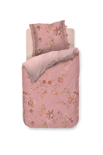 Ein Kopfkissen und eine Bettdecke bezogen mit Perkal-Baumwoll Bettwaesche mit einem Muster aus Blumen und grafischen Formen in der Farbe Rosa. Modell Cece Fiore Rosa.