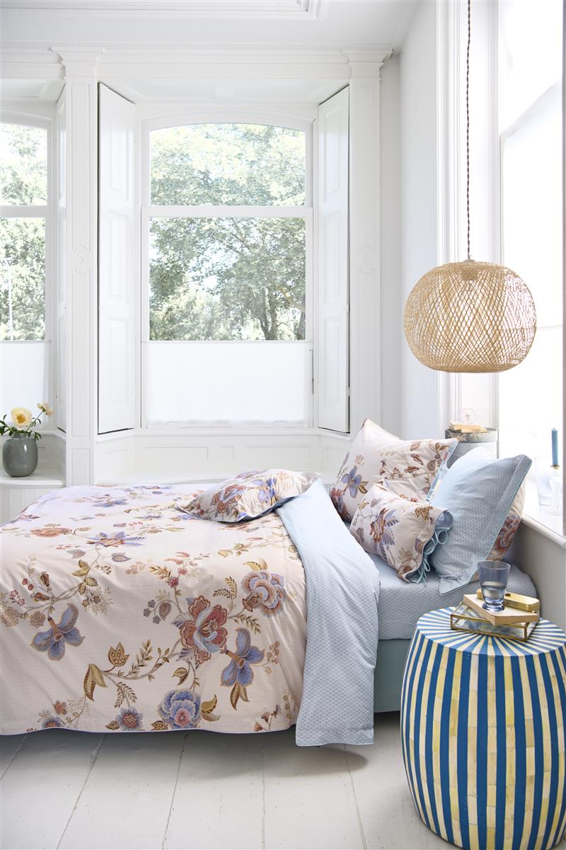 Auf einem Bett liegen mehrere Kopfkissen und eine Bettdecke bezogen mit Perkal-Baumwoll Bettwaesche aus 100 Prozent Baumwolle mit Muster aus Blumen in der Farbe Weiss. Modell Cece Fiore White.