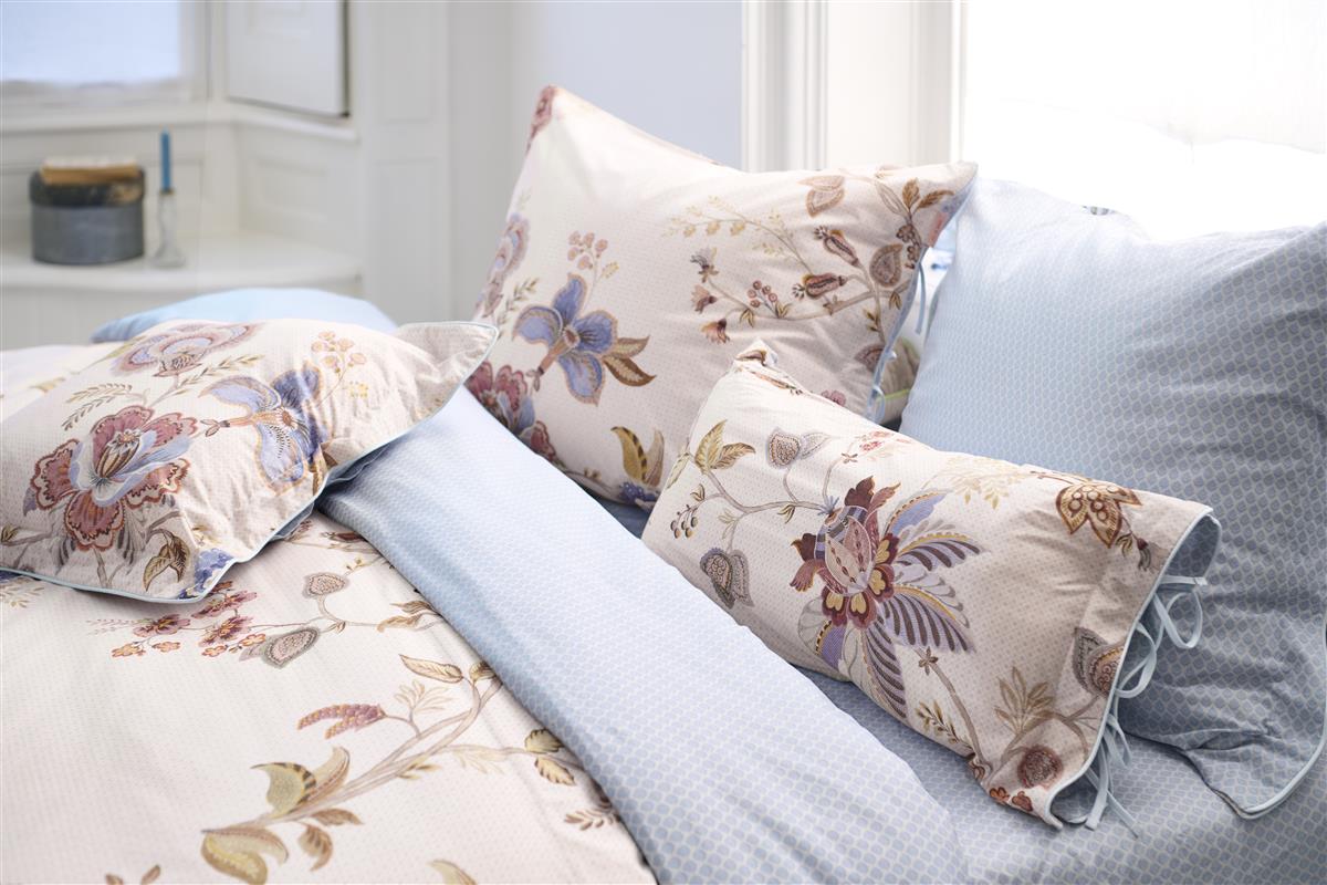 Detaildarstellung der Blumen und grafischen Formen auf Kopfkissen und Bettdecke der Perkal-Baumwoll Bettwaesche Modell Cece Fiore White.