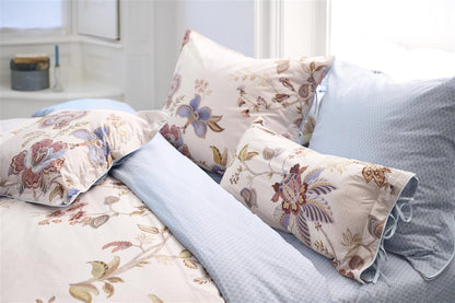 Detaildarstellung der Blumen und grafischen Formen auf Kopfkissen und Bettdecke der Perkal-Baumwoll Bettwaesche Modell Cece Fiore White.