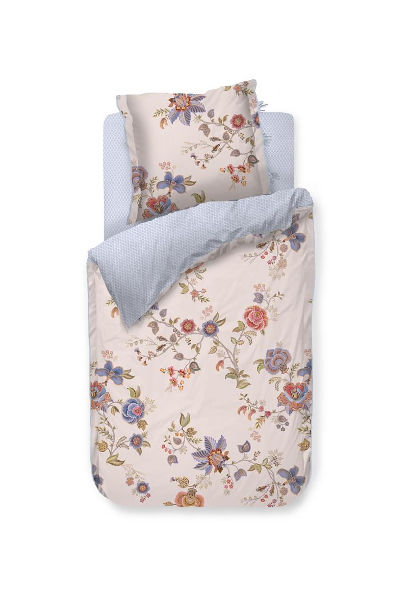 Ein Kopfkissen und eine Bettdecke bezogen mit Perkal-Baumwoll Bettwaesche mit einem Muster aus Blumen und grafischen Formen in der Farbe Weiss. Modell Cece Fiore White.
