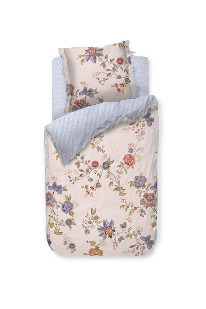 Ein Kopfkissen und eine Bettdecke bezogen mit Perkal-Baumwoll Bettwaesche mit einem Muster aus Blumen und grafischen Formen in der Farbe Weiss. Modell Cece Fiore White.