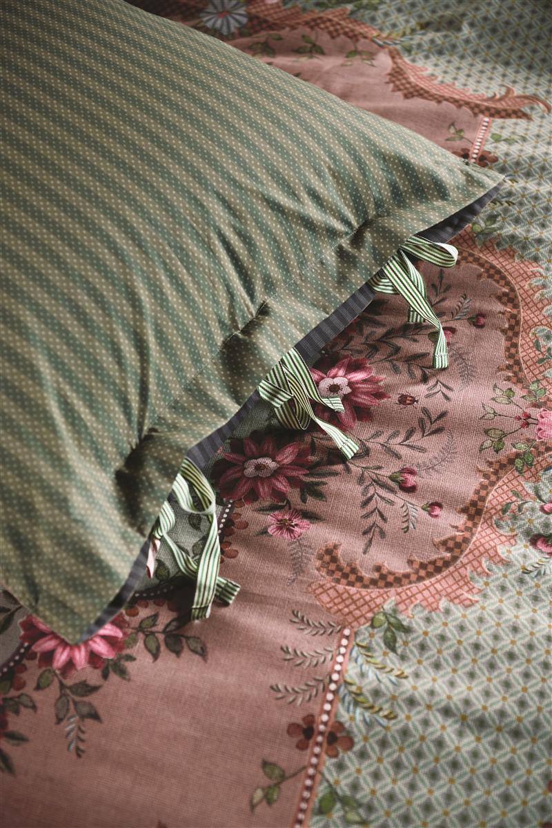 Detaildarstellung der Ornamente auf Kopfkissen und Bettdecke der Perkal-Baumwoll Bettwaesche Modell Chique Green.
