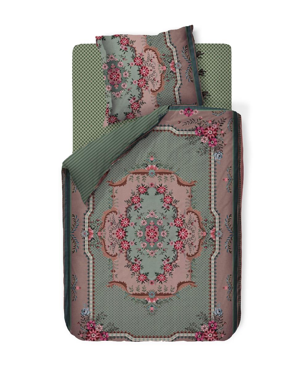 Ein Kopfkissen und eine Bettdecke bezogen mit Perkal-Baumwoll Bettwaesche mit einem Muster aus Ornamenten in der Farbe Gruen. Modell Chique Green.