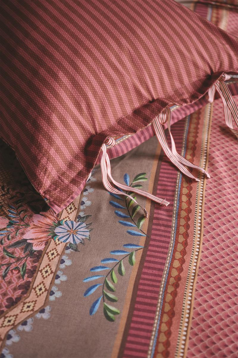 Detaildarstellung der Ornamente auf Kopfkissen und Bettdecke der Perkal-Baumwoll Bettwaesche Modell Chique Pink.