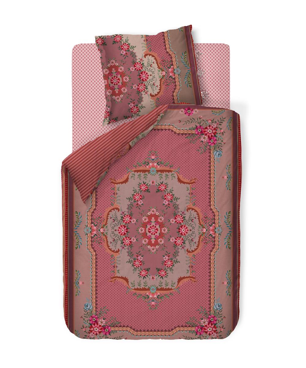 Ein Kopfkissen und eine Bettdecke bezogen mit Perkal-Baumwoll Bettwaesche mit einem Muster aus Ornamenten in der Farbe Roségold. Modell Chique Pink.