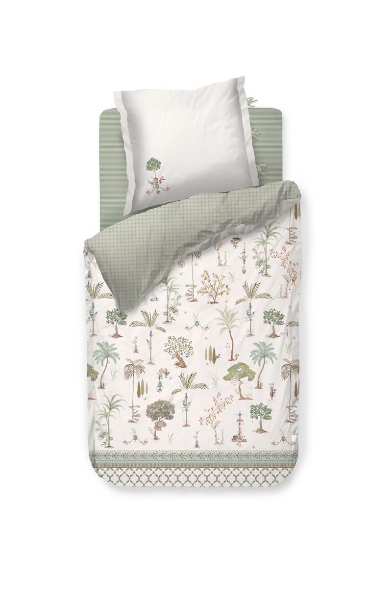 Ein Kopfkissen und eine Bettdecke bezogen mit Perkal-Baumwoll Bettwaesche mit einem Muster aus Pflanzen in der Farbe Weiss. Modell Giardini di Frutta White.