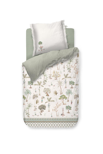 Ein Kopfkissen und eine Bettdecke bezogen mit Perkal-Baumwoll Bettwaesche mit einem Muster aus Pflanzen in der Farbe Weiss. Modell Giardini di Frutta White.