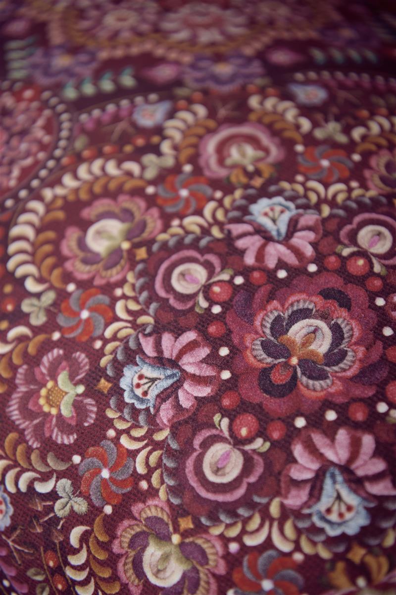 Detaildarstellung der Pflanzen der Perkal-Baumwoll Bettwaesche Modell Il Musaico Dark Red.