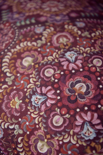 Detaildarstellung der Pflanzen der Perkal-Baumwoll Bettwaesche Modell Il Musaico Dark Red.