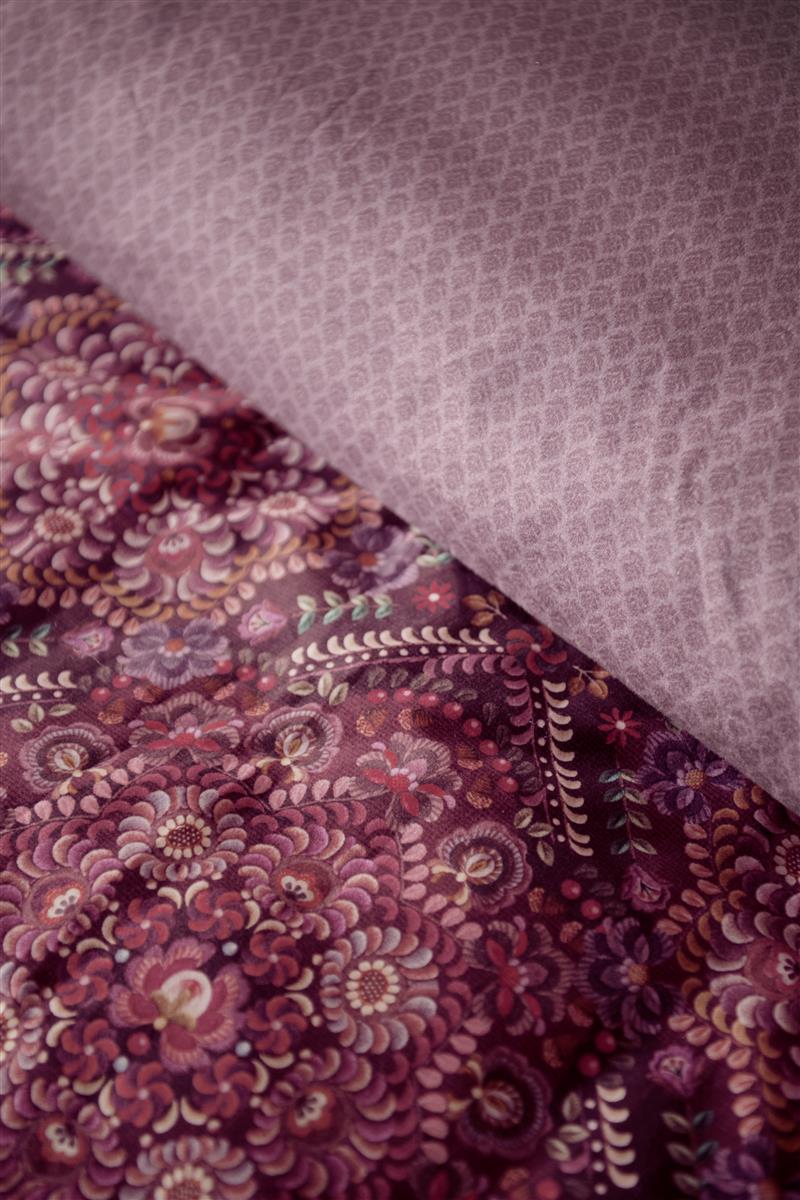 Detaildarstellung der Pflanzen auf Kopfkissen und Bettdecke der Perkal-Baumwoll Bettwaesche Modell Il Musaico Dark Red.