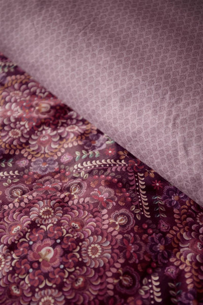 Detaildarstellung der Pflanzen auf Kopfkissen und Bettdecke der Perkal-Baumwoll Bettwaesche Modell Il Musaico Dark Red.