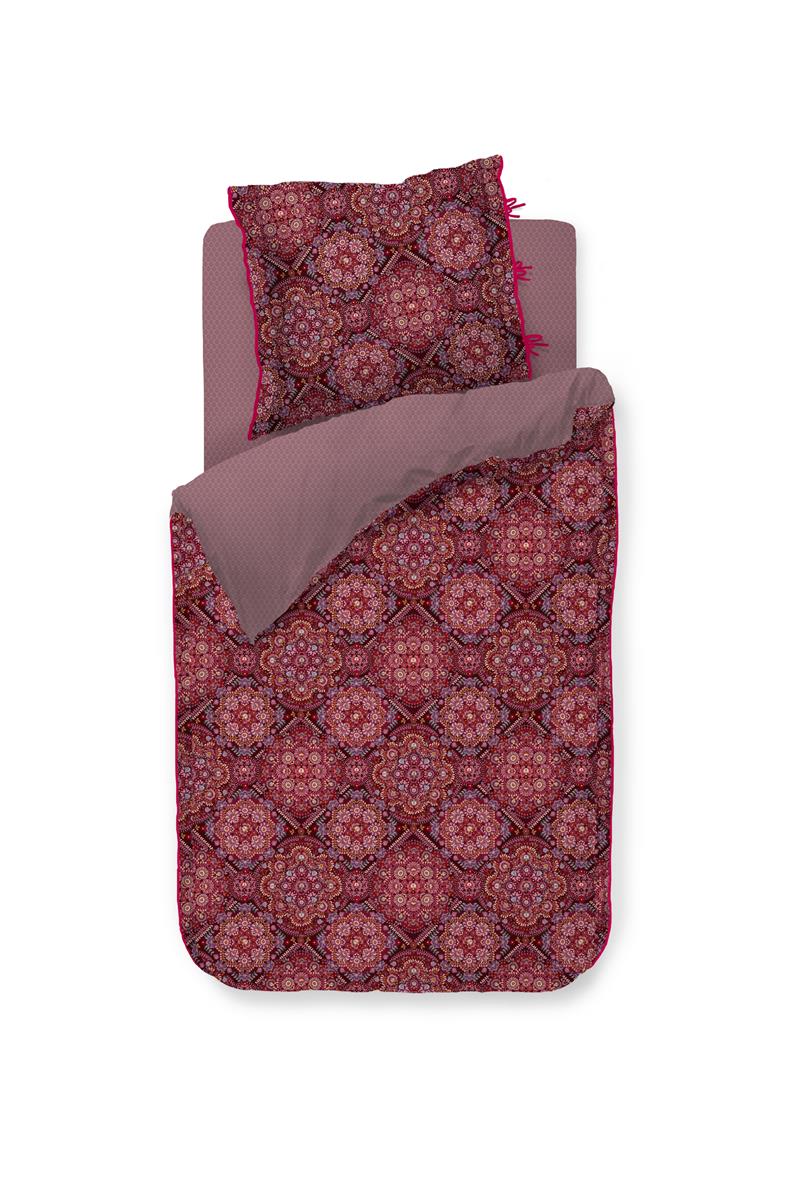 Ein Kopfkissen und eine Bettdecke bezogen mit Perkal-Baumwoll Bettwaesche mit einem Muster aus Pflanzen in der Farbe Roségold. Modell Il Musaico Dark Red.