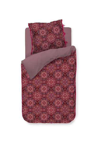 Ein Kopfkissen und eine Bettdecke bezogen mit Perkal-Baumwoll Bettwaesche mit einem Muster aus Pflanzen in der Farbe Roségold. Modell Il Musaico Dark Red.