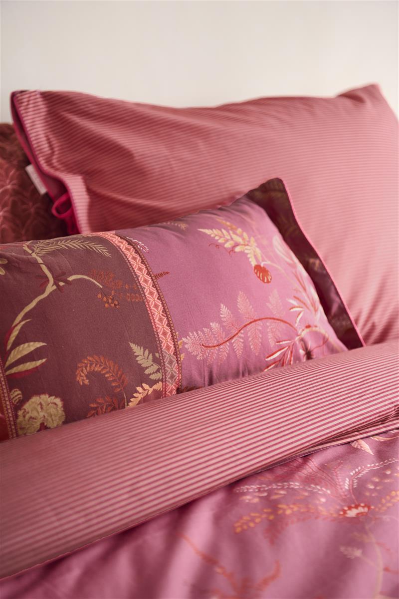Detaildarstellung der Pflanzen auf Kopfkissen und Bettdecke der Perkal-Baumwoll Bettwaesche Modell Isola Pink.