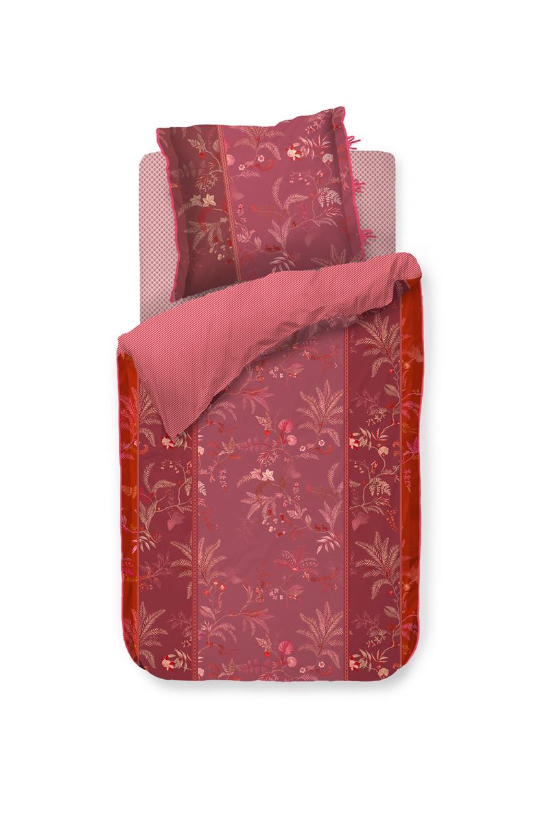 Ein Kopfkissen und eine Bettdecke bezogen mit Perkal-Baumwoll Bettwaesche mit einem Muster aus Pflanzen in der Farbe Pink. Modell Isola Pink.