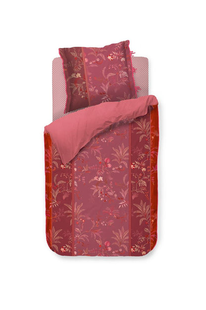 Ein Kopfkissen und eine Bettdecke bezogen mit Perkal-Baumwoll Bettwaesche mit einem Muster aus Pflanzen in der Farbe Pink. Modell Isola Pink.