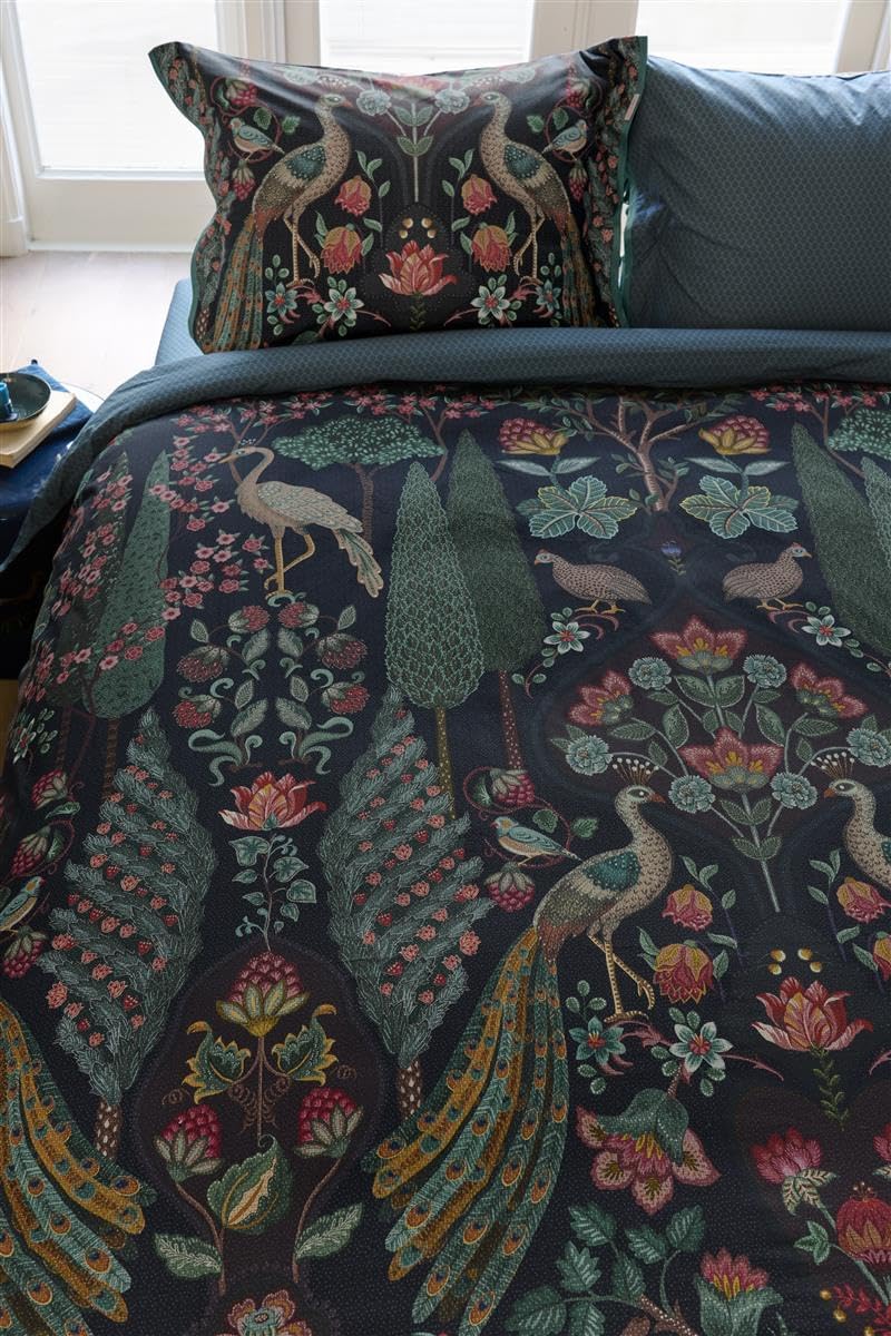Ein Bettbezug-Set aus mehreren Kopfkissen und einer Bettdecke bezogen mit Perkal-Baumwoll Bettwaesche aus 100 Prozent Baumwolle mit Muster aus Pflanzen und Voegeln in der Farbe Blau. Modell Pavoni Dunkelblau.