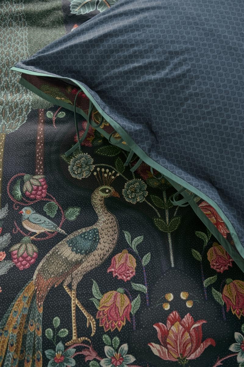 Detaildarstellung der Pflanzen und Voegel auf Kopfkissen und Bettdecke der Perkal-Baumwoll Bettwaesche Modell Pavoni Dunkelblau.