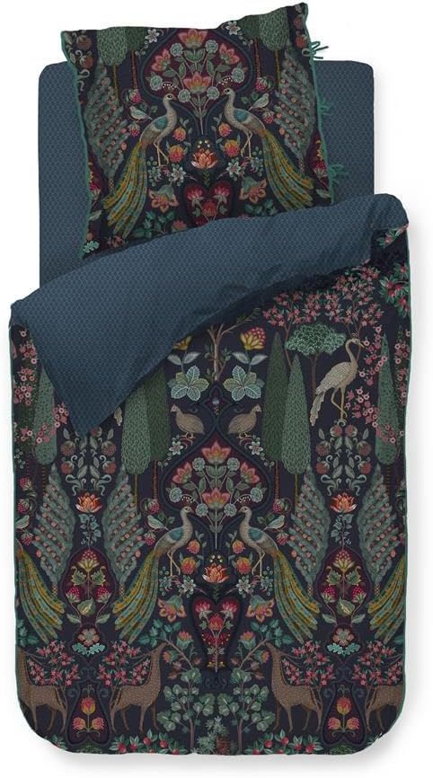 Ein Kopfkissen und eine Bettdecke bezogen mit Perkal-Baumwoll Bettwaesche mit einem Muster aus Pflanzen und Voegeln in der Farbe Blau. Modell Pavoni Dunkelblau.