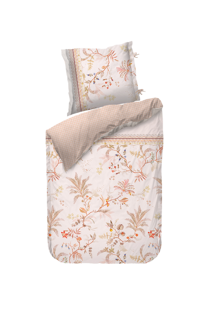 Ein Kopfkissen und eine Bettdecke bezogen mit Perkal-Baumwoll Bettwaesche mit einem Muster aus Pflanzen in der Farbe Rosa. Modell Salento Off-White.