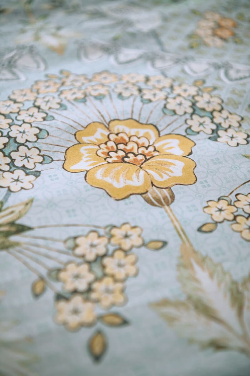 Detaildarstellung der Blumen der Perkal-Baumwoll Bettwaesche Modell Saluti Grandi Hellblau.