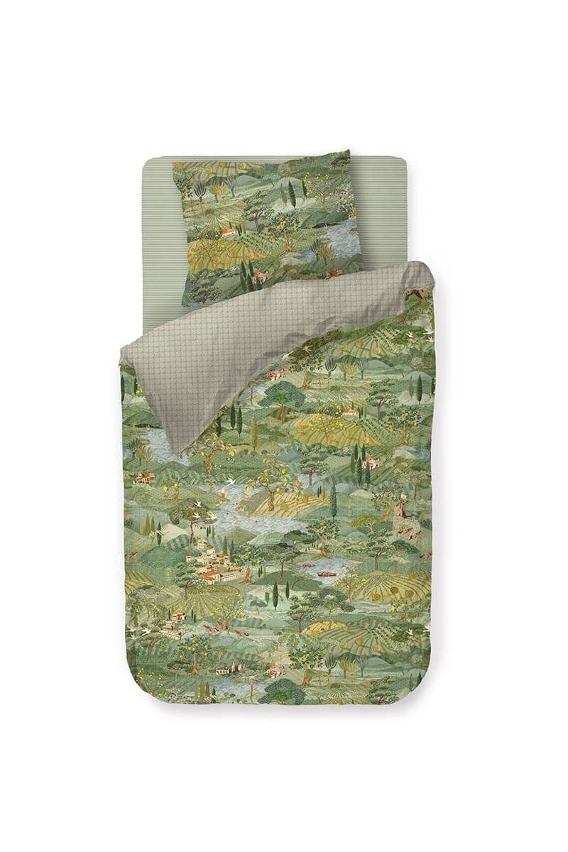 Ein Kopfkissen und eine Bettdecke bezogen mit Perkal-Baumwoll Bettwaesche mit einem Muster aus Landscahft in der Toskana in der Farbe Gruen. Modell Toscana Gruen.