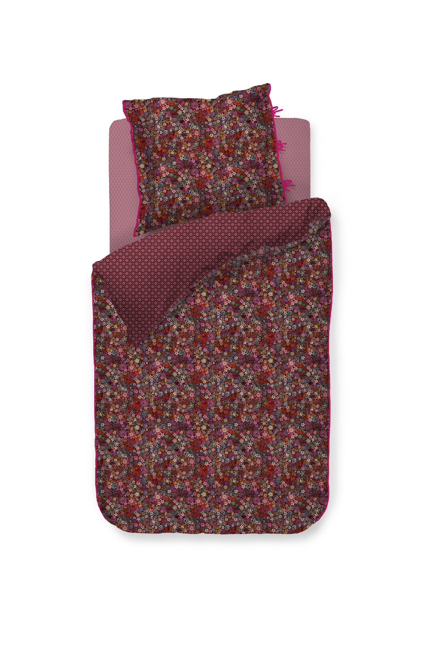 Ein Kopfkissen und eine Bettdecke bezogen mit Perkal-Baumwoll Bettwaesche mit einem Muster aus Blumen in der Farbe Bordeaux. Modell Tutti i Fiori Dark Red.