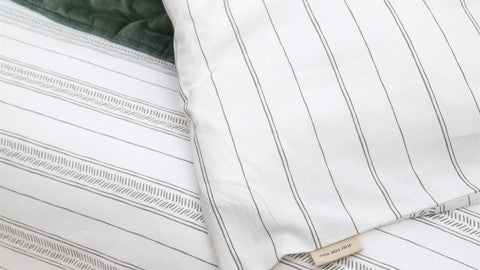 Detaildarstellung der Streifen der Perkal-Baumwoll Bettwaesche Modell Head over Lines.