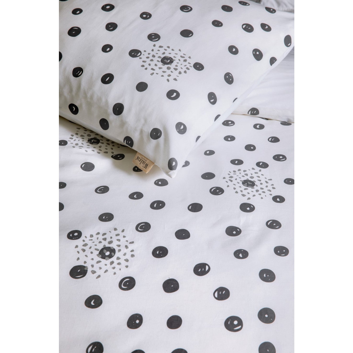 Detaildarstellung der Kreise auf Kopfkissen und Bettdecke der Perkal-Baumwoll Bettwaesche Modell Silver Spots.